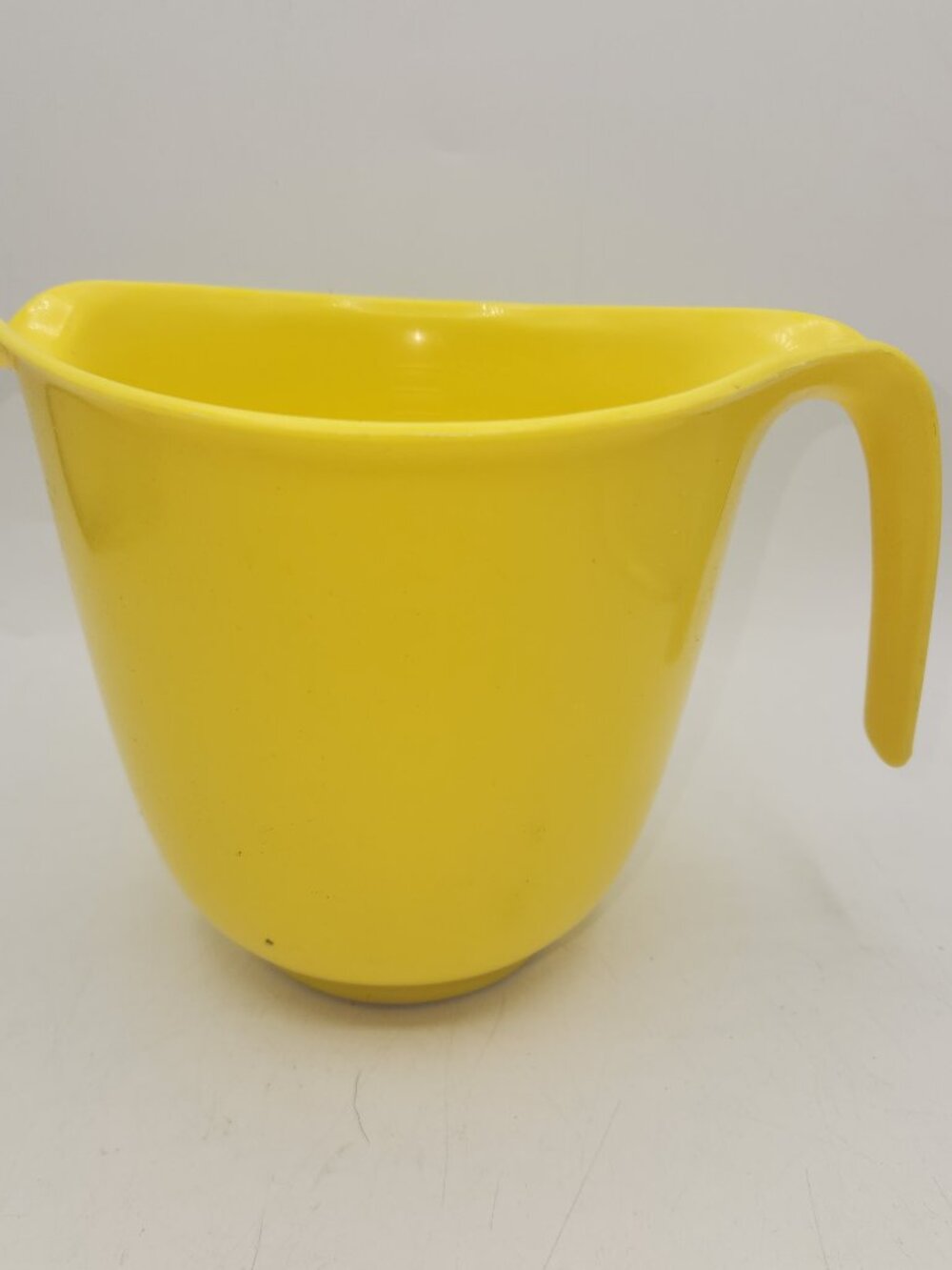 Vintage Rubbermaid Yellow 6 Cup Mixing Measuring Bowl Mix N Grip w/Handle